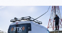Samochód BTK przy maszcie